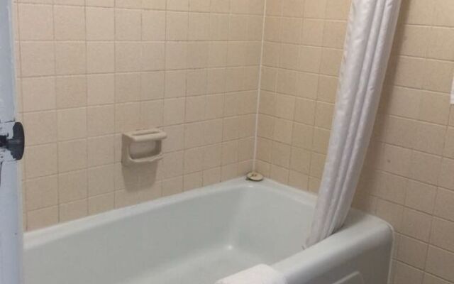 Rodeway Inn On The Parkway