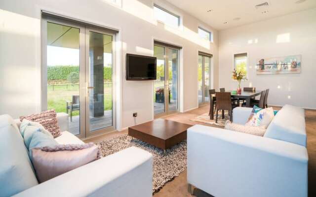 Karaka Luxury Vacation Home with Pool
