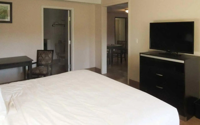 Quality Inn & Suites near Downtown Bakersfield