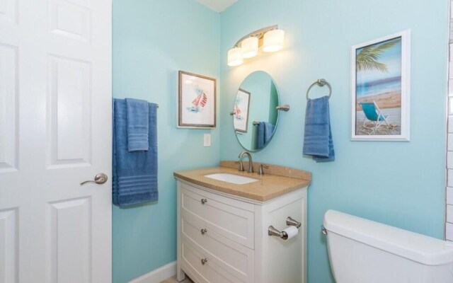 Waterfront vacation home in luxurious resort by Redawning