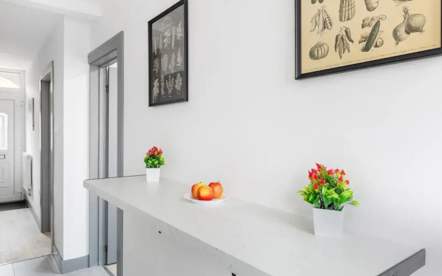 3br-sleeps8-parking-wifi-closestation