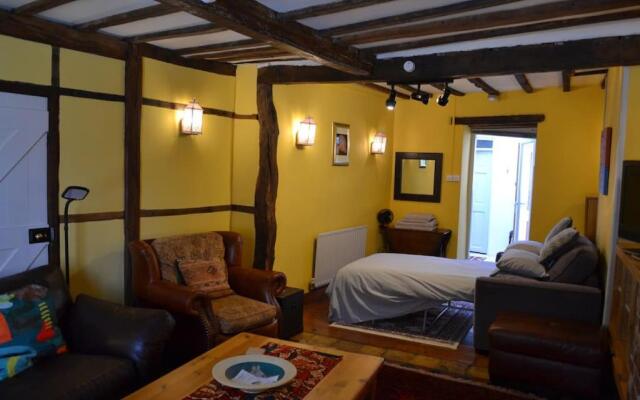 Spacious ground floor apartment. No 1A The Stables