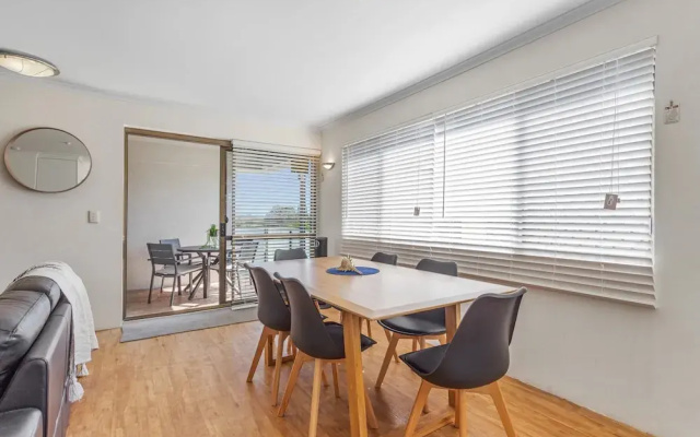 Cosy 2-bedroom Seaside Unit Steps From Beach