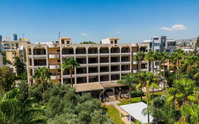 Studio Apartment With Balcony and Garden View