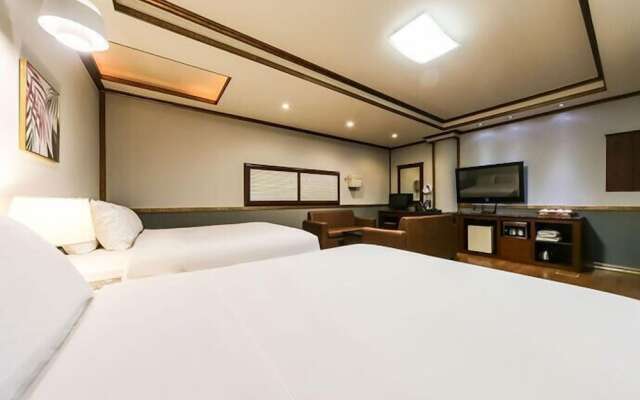 Sharp Hotel