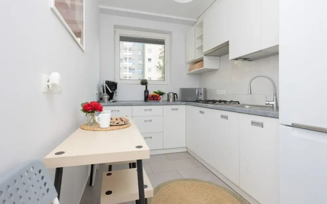 Warsaw Batuty Apartment by Renters