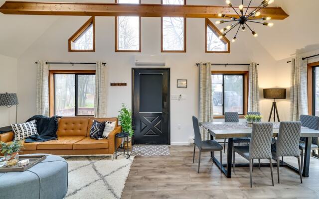Poconos Chalet With Lake & Pool Access!