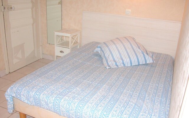 Studio in Néris-les-bains, With Enclosed Garden and Wifi