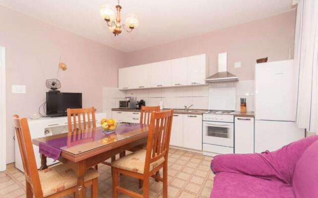 Apartment Dama-10m from beach