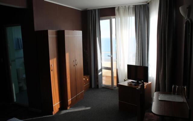 Hotel Lazuren Briag