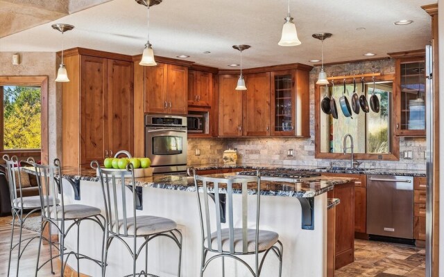 Rounds Retreat 4 Bedroom Home by RedAwning