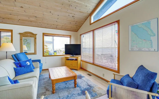 Beachfront Whidbey Island Home + Apartment!