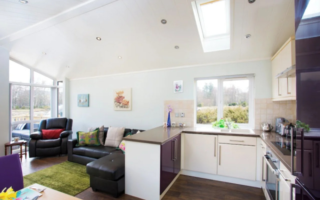 Bluebell Lodge - Sleeps 4,hot Tub, Loch & Woodland