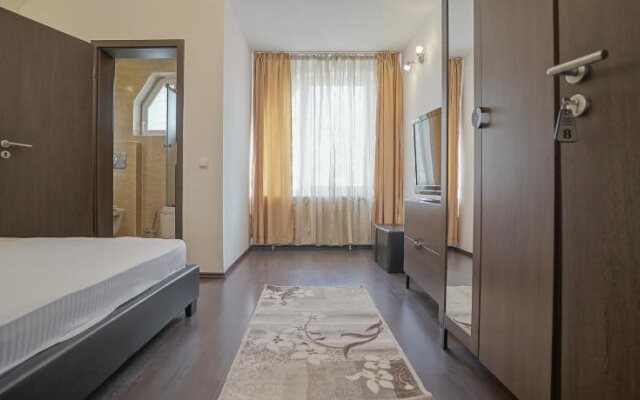 Cn2I Luxury Accommodation/ Monique