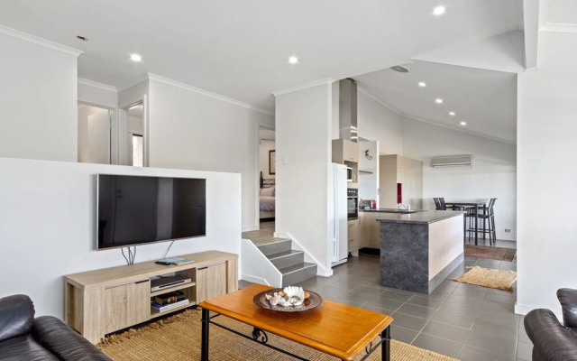 Marina Views - 64 Seaview Avenue