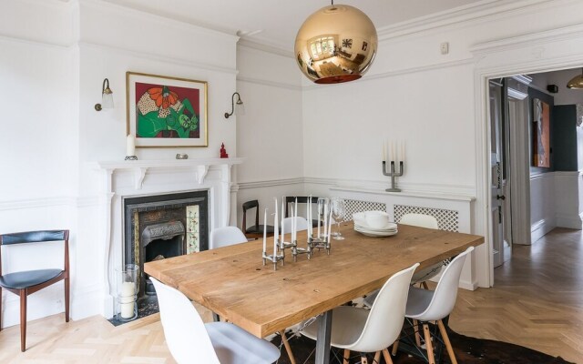 Beautiful, Grand House - Modern Art-Filled Interior