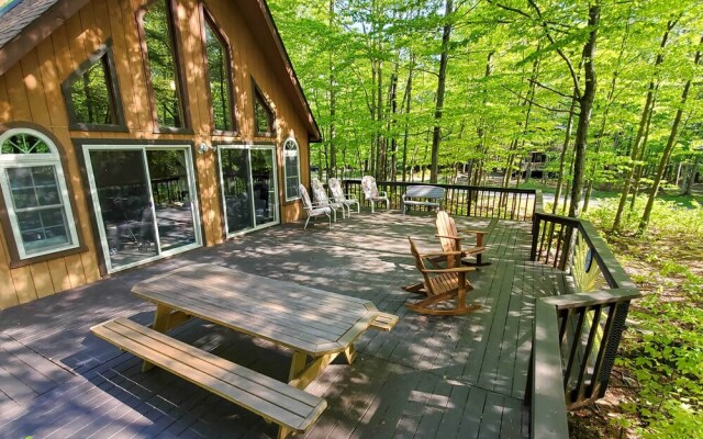 Cozy Arrowhead Lake Cottage w/ Fireplace & Deck!