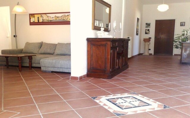 "villa In Lucca Placed in a Residential Area, all Services Nearby"