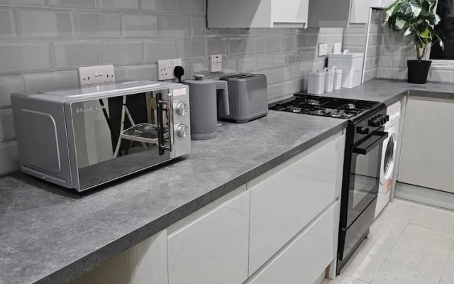 Charming 3-bed House in Staines