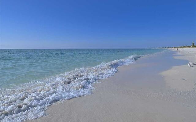 Jamaica Royale 101 - Two Bedroom Condo