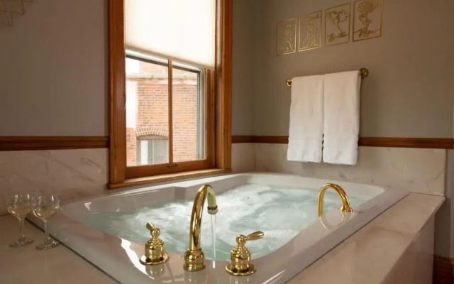 Renaissance Riverboat Suites And Rooms