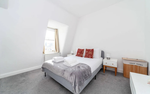 Bright and Spacious Earls Court Gem