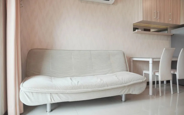 Homey And Modern Studio At Sky Terrace Apartment
