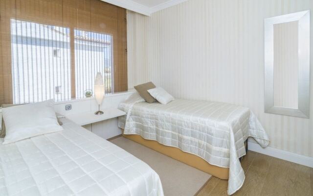 HB First beach line apartment in Hacienda beach Roomservice