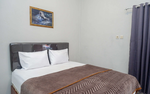 RedDoorz near Patung Kuda Solo Baru
