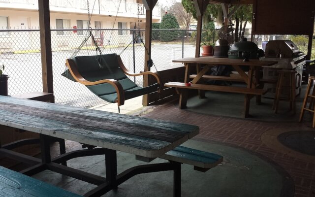 Airport Motor Inn Lounge/Package Store
