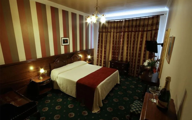 Lakeside Manor Hotel