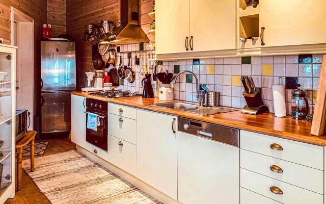 Stunning Home in Bekkjarvik With 3 Bedrooms and Wifi