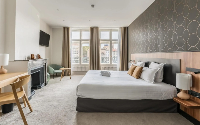 Le Phenix Hotel