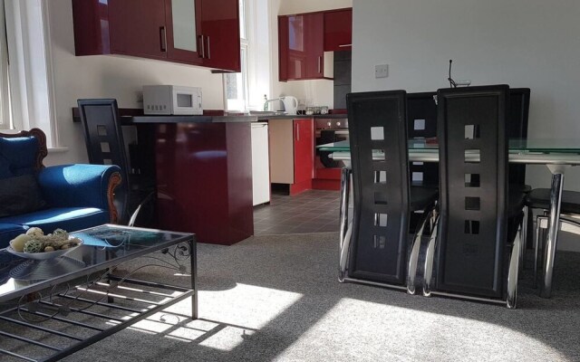 Spacious Apartment Sleeps 6