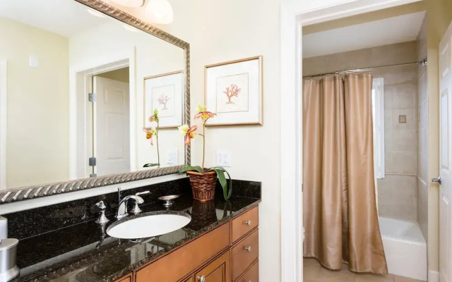 RVH 052 Relax in Centre Court