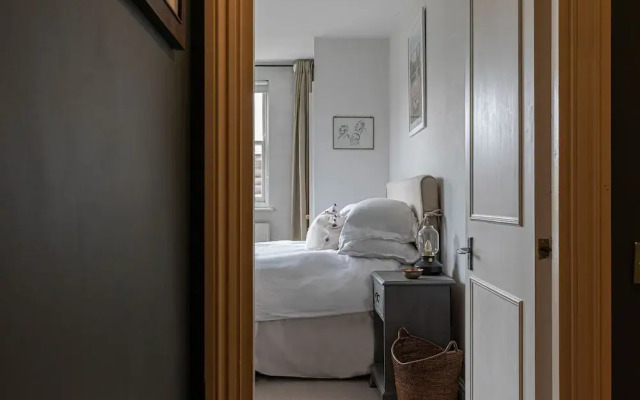 JOIVY Stylish 2-bed Flat w/ Terrace Near Battersea Park