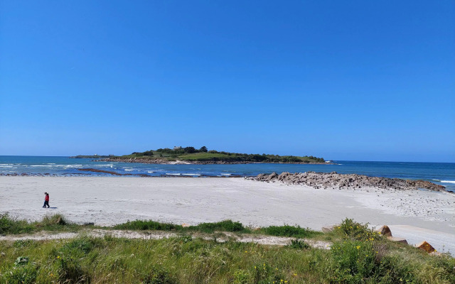 Semi-detached house with sea views, Cléder