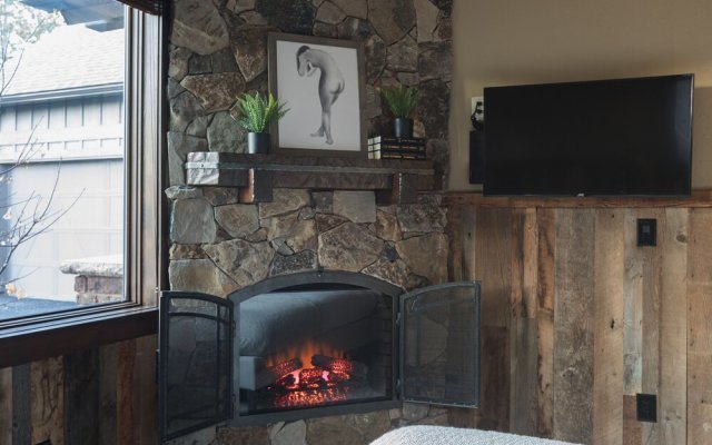 Klamath by Avantstay Gorgeous Mountain Home w/ Fire Pit, Spa & Lake Views