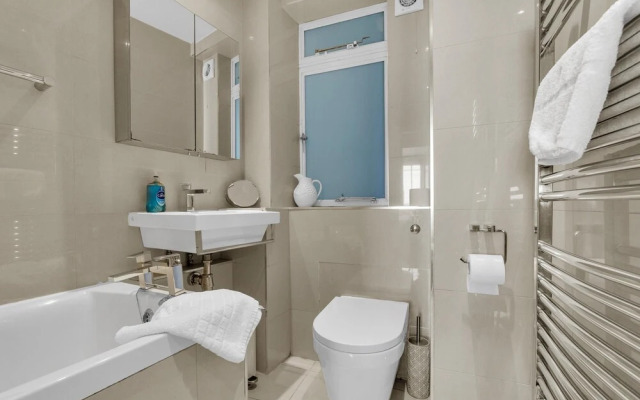 Deco Seafront - Seafront Apartment - Sleeps up to 6