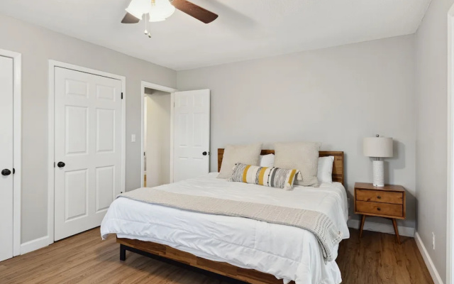Bluff Mountain Bungalow 4 Bedroom Home by RedAwning