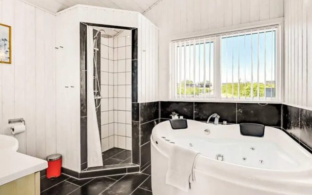 5 Star Holiday Home in Humble