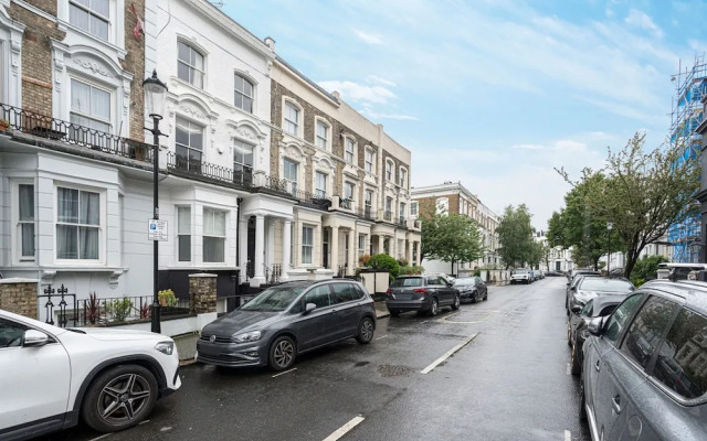 Elegant Flat Near Notting Hill by Underthedoormat