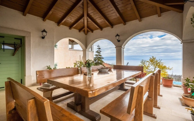 Amazing Pool & Whirlpool Villa Mirna