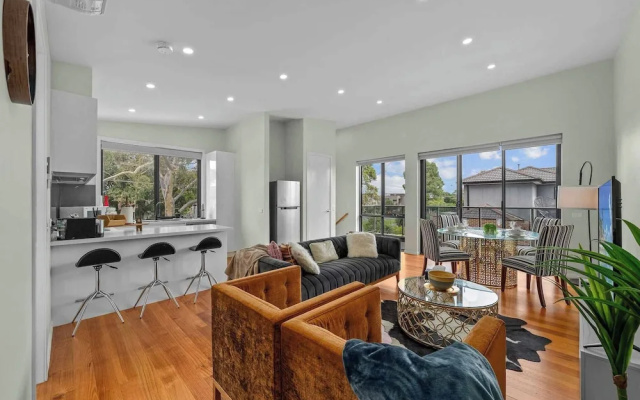 Luxurious 3-bedroom Townhouse in Charming Maidstone 7 KM TO CBD
