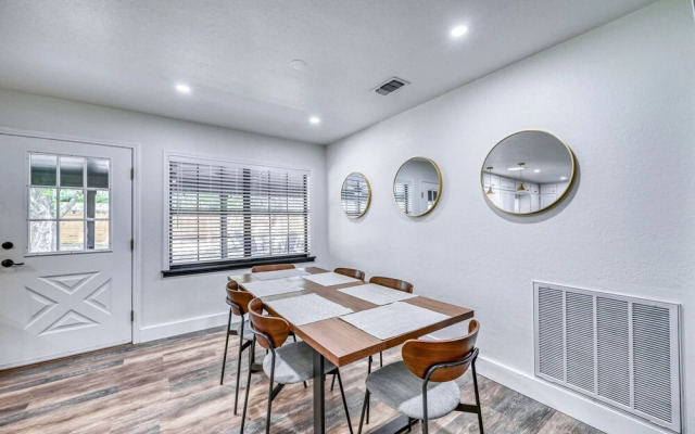 Modern Luxurious Home Near Main W/hot Tub-firepit!
