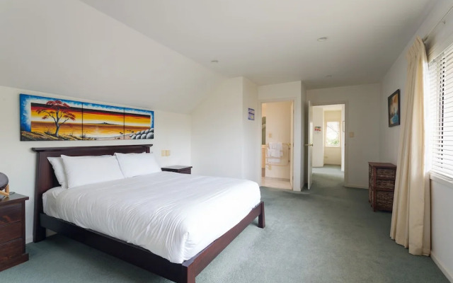 A colourful welcome to the bays and beaches