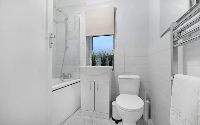 Bright 4 bed 2 bath house near Pinewood