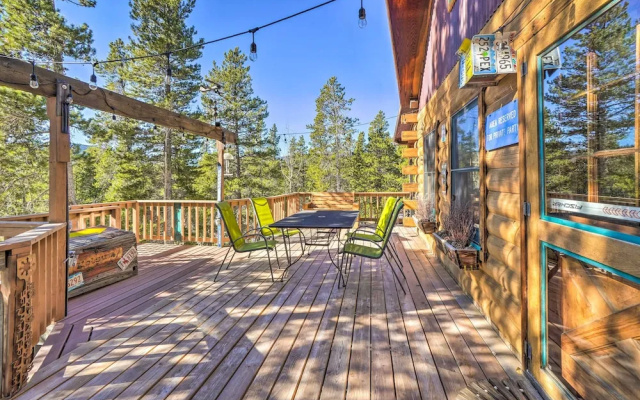 Deck, Fire Pit & Grill: Log Cabin in Black Hawk