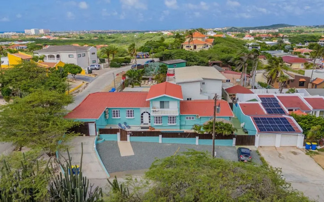 Sleeps 12 Spacious Private Pool Great Location