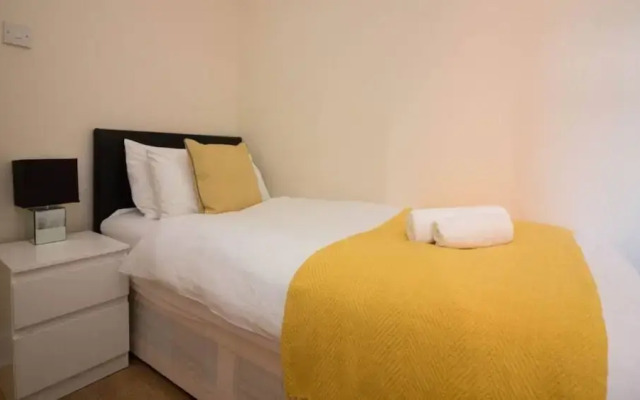Stayzo Penthouse Accommodation 1- Premier Lodge